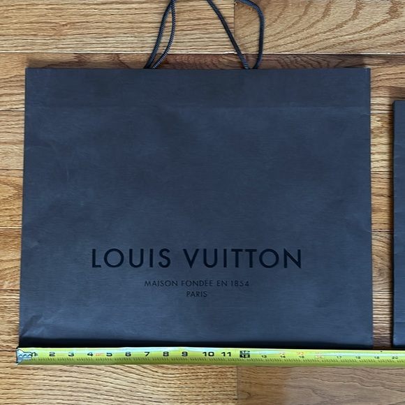 4 authentic Louis Vuitton shopping bags - Picture 9 of 12